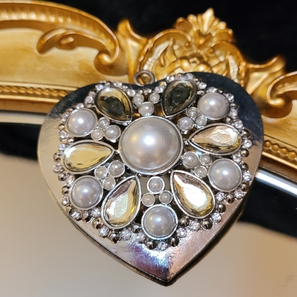 VINTAGE HEART PEARL & GLASS EMBELLISHED PENDANT